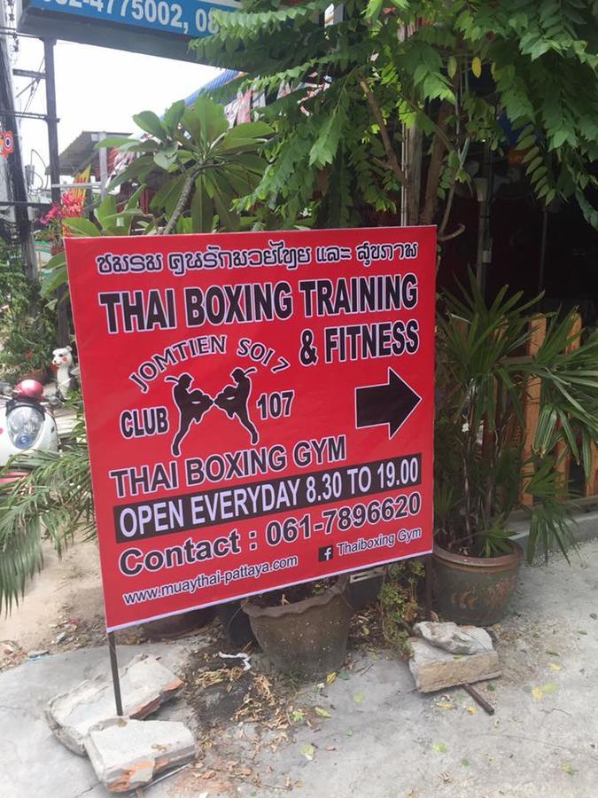 Muay Thai Hostel Club 107 Praia de Jomtien Exterior foto